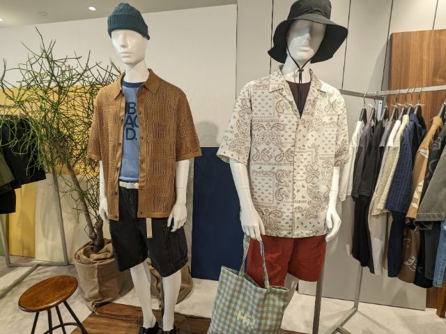 メンズ服を着用したマネキン2体