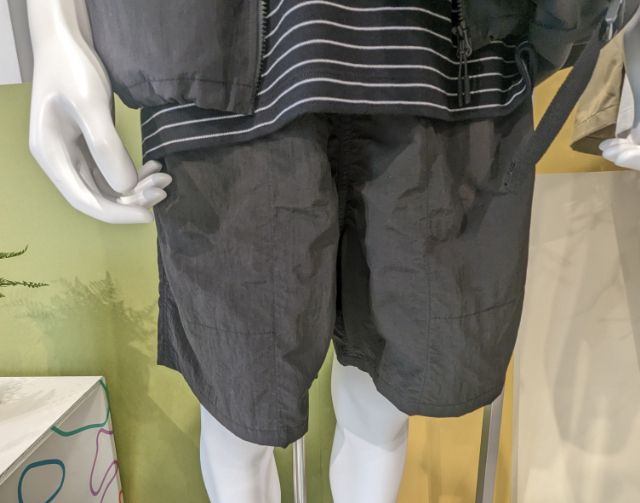 カラーアクティブショーツを着用している