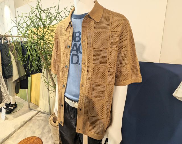 ウォッシャブルメッシュニットシャツを着用している