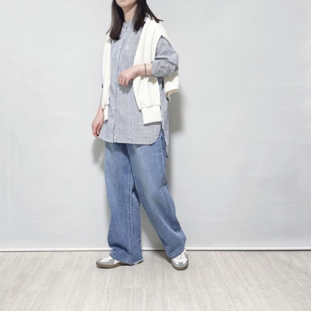 ストライプ＆デニムコーデの女性2