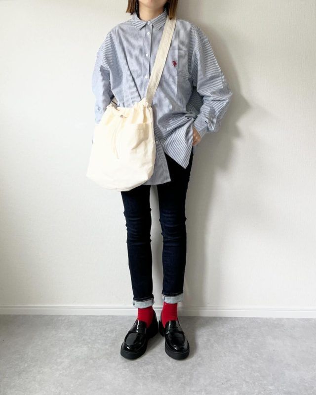 ストライプ＆スキニーコーデの女性