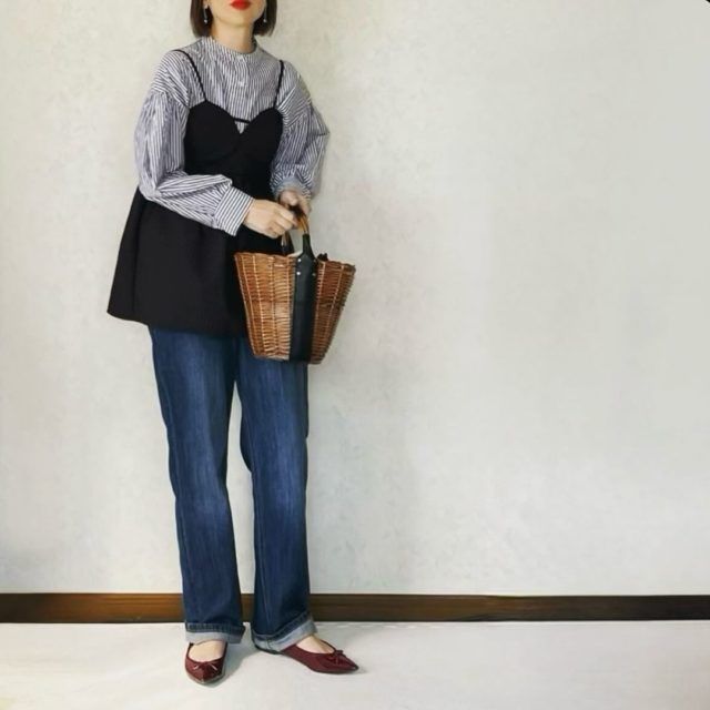 ストライプ＆ビスチェコーデの女性