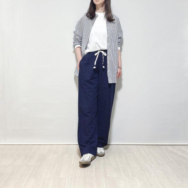 ストライプ＆イージーパンツコーデの女性