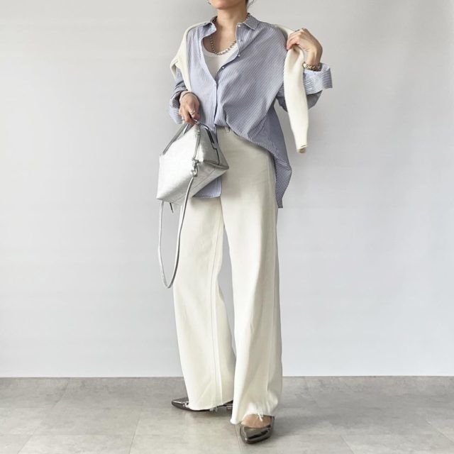 ストライプ＆ホワイトコーデの女性