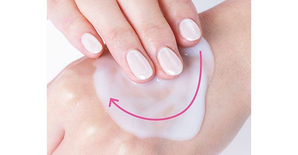 クレンジング方法1.指で面をつくりクレンジング剤の厚みを感じながら大きく動かす