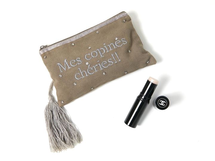 画像: 【シャネル】のハイライトスティック、お土産のポーチ／ともに本人私物 出典：ftn