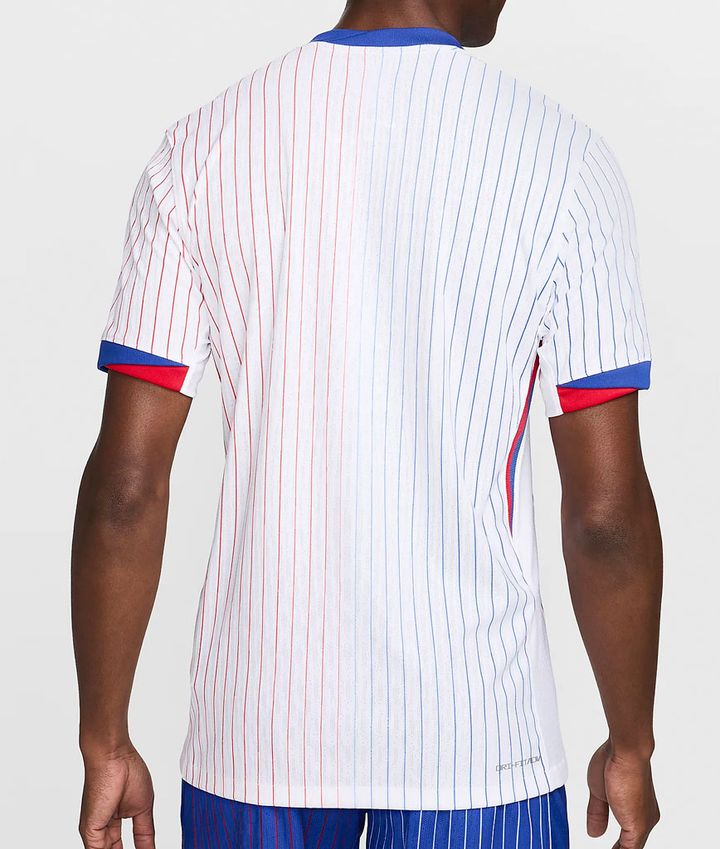 フランス代表、EURO2024に向けた新ユニフォームを発表！80年代「巨大エンブレム」が復活を果たす