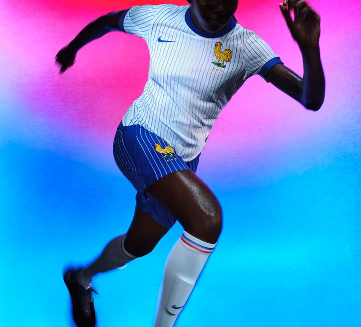 フランス代表、EURO2024に向けた新ユニフォームを発表！80年代「巨大エンブレム」が復活を果たす