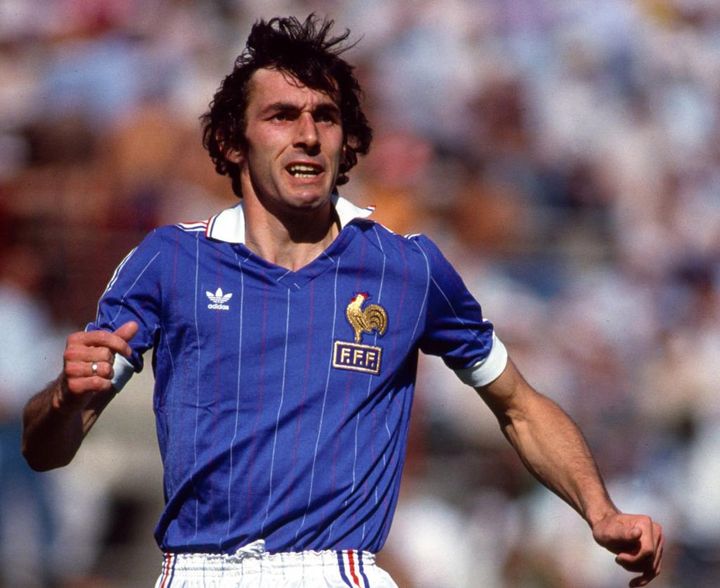 フランス代表、EURO2024に向けた新ユニフォームを発表！80年代「巨大エンブレム」が復活を果たす