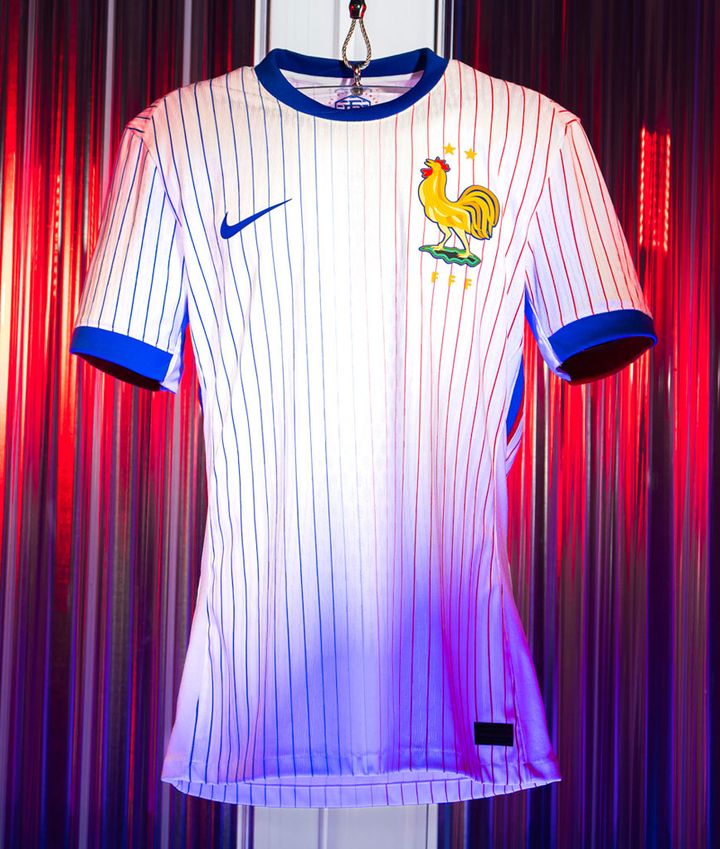 フランス代表、EURO2024に向けた新ユニフォームを発表！80年代「巨大エンブレム」が復活を果たす
