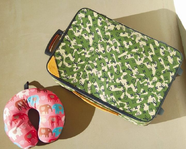 観月ありささんの旅グッズ ルイ・ヴィトンのトランクとネックピロー