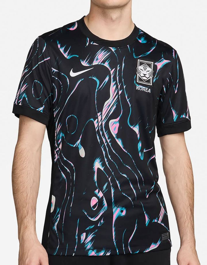 異彩放つ攻めのデザイン！？韓国代表が2024新ユニフォームを発表 「伝統的な建築と工芸品」に触発