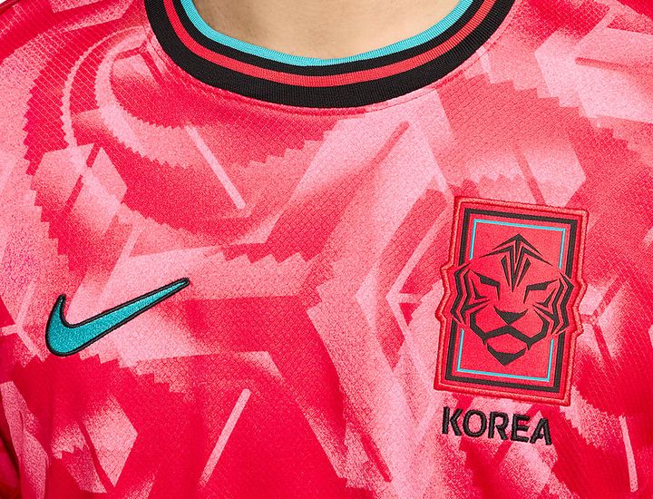 異彩放つ攻めのデザイン！？韓国代表が2024新ユニフォームを発表 「伝統的な建築と工芸品」に触発