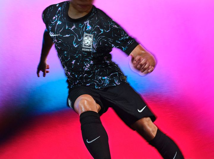 異彩放つ攻めのデザイン！？韓国代表が2024新ユニフォームを発表 「伝統的な建築と工芸品」に触発