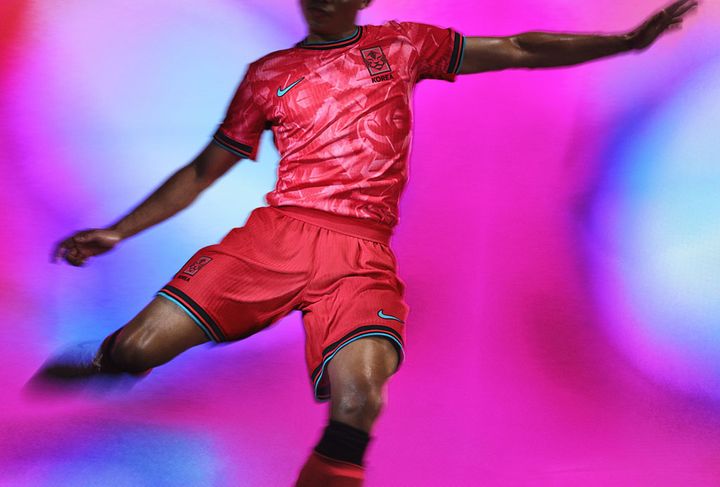 異彩放つ攻めのデザイン！？韓国代表が2024新ユニフォームを発表 「伝統的な建築と工芸品」に触発