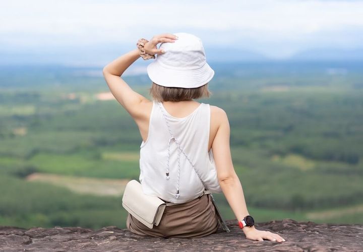 白いバケットハットを被った女性