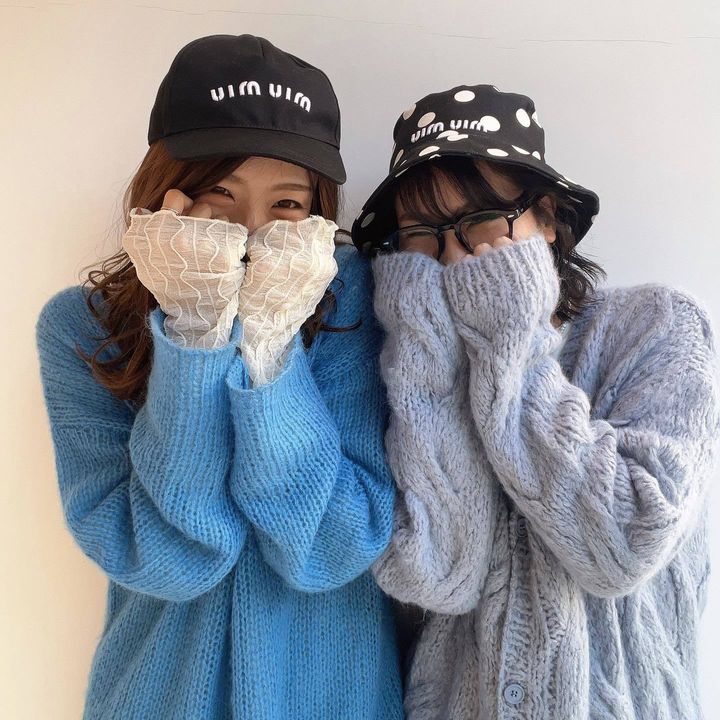 ミュウミュウのハットを被ったふたりの女性