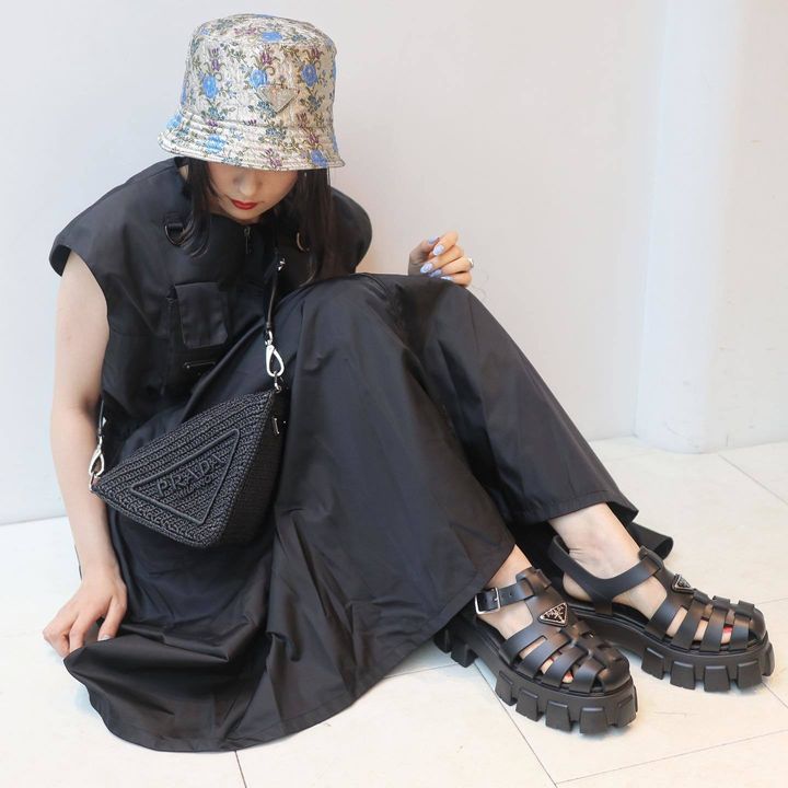 バケットハットを目深に被った女性