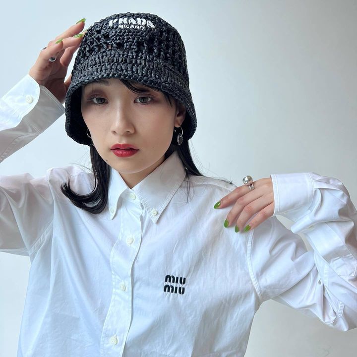 プラダのバケットハットを被った女性