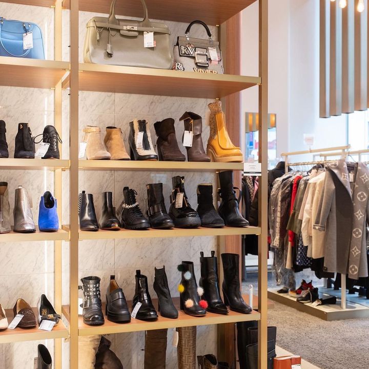 ハイブランドの商品がたくさん並んだ店内