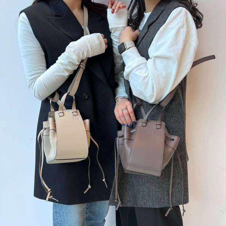 ロエベのバッグを持ったふたりの女性