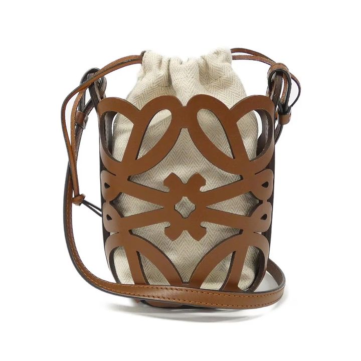 ロエベのアナグラム カットアウト ポケット