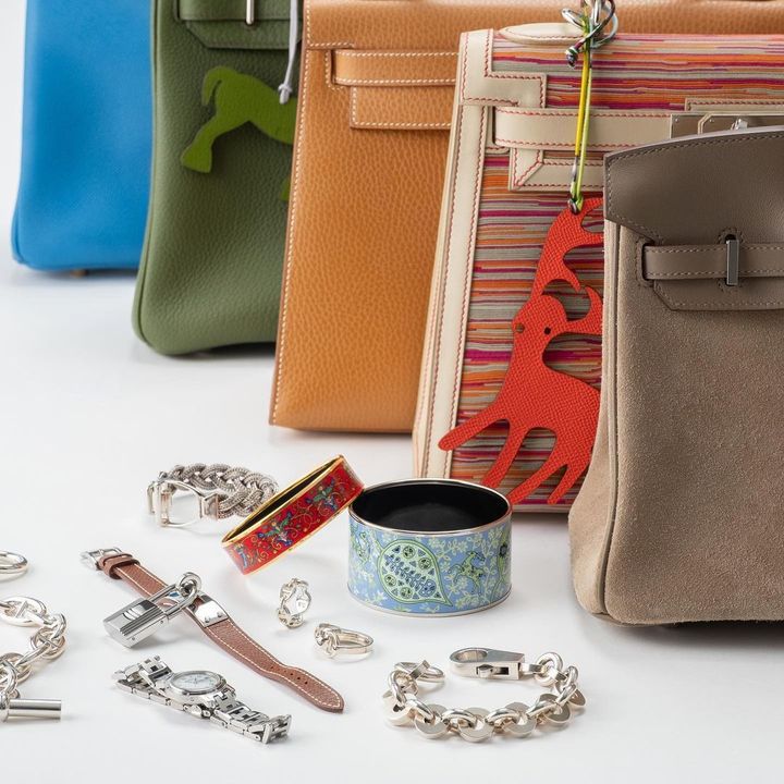 たくさん並んだハイブランドのバッグとアクセサリー