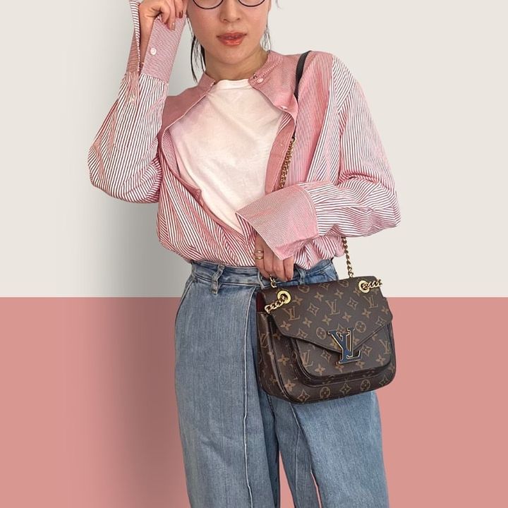 80年代ファッションを着こなす女性