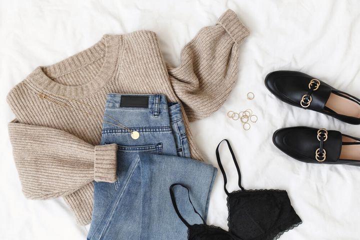 ローファーとセーター、デニムパンツのコーディネート