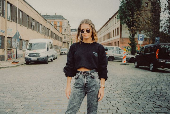 ケミカルウォッシュデニムをはいた女性