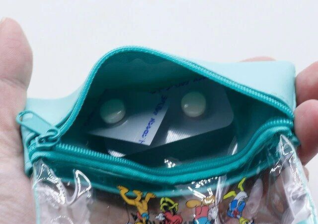 セリアのダブルジッパーポーチ ミッキー＆フレンズは二層構造