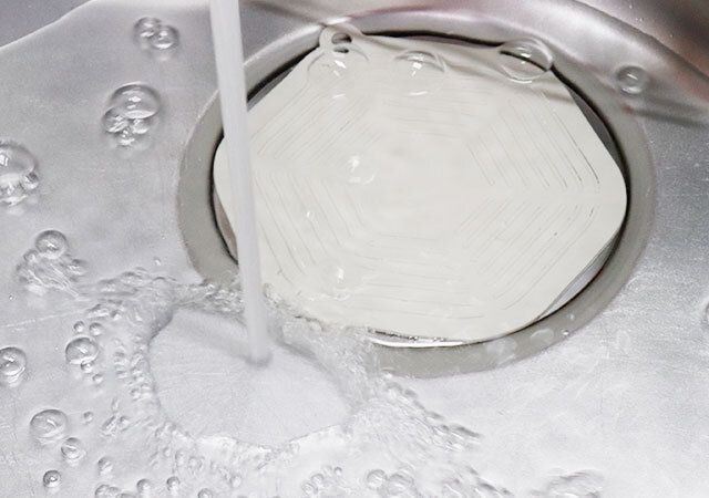 ダイソーのシンク用シリコーンキャップで排水溝に蓋をする