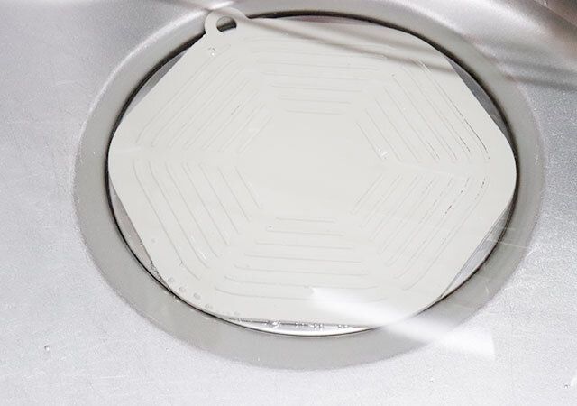 ダイソーのシンク用シリコーンキャップで排水溝に蓋をして水を溜める