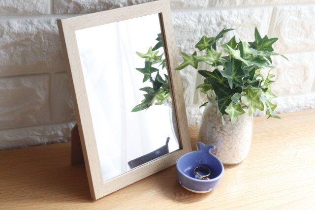 セリアの木目調スタンドミラーをインテリアと共に置いた様子