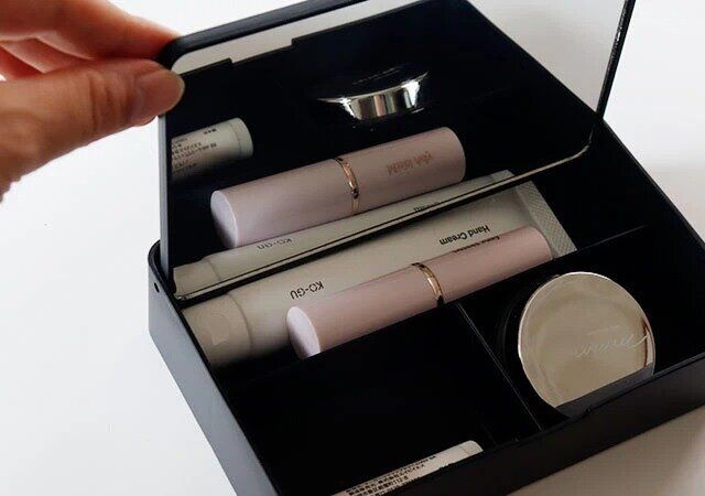 セリアの収納BOX付 ミラー 横型にコスメを収納