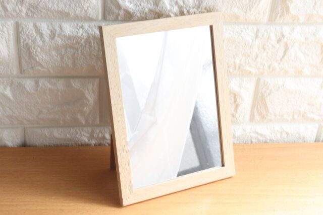 セリアの木目調スタンドミラー