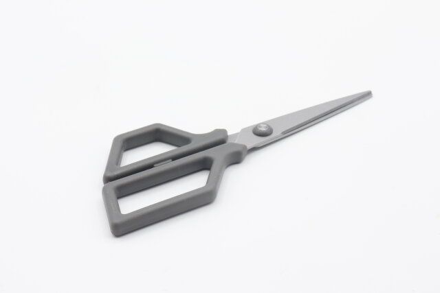 ダイソーの持ち手が珍しい切れ味長持ちハサミ（アシンメトリーシェイプ）