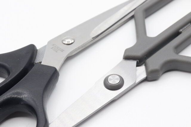 ダイソーの摩擦に強い切れ味長持ちハサミ（アシンメトリーシェイプ）