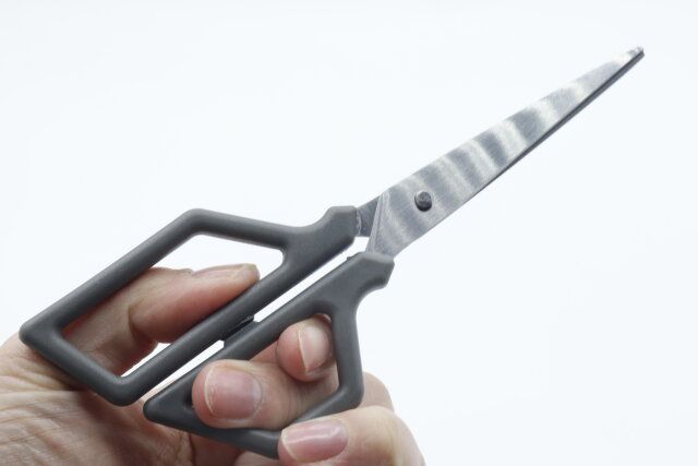 ダイソーのスタイリッシュな切れ味長持ちハサミ（アシンメトリーシェイプ）