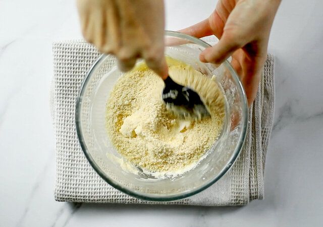 桜のいちごタルト レシピ アーモンドクリームの材料を混ぜる