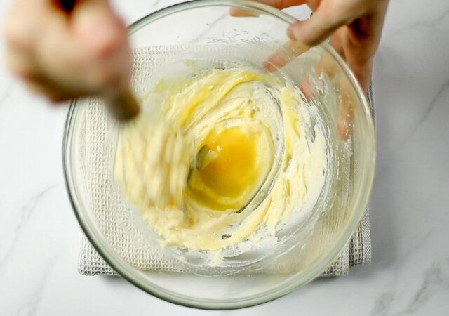 桜のいちごタルト レシピ 卵を加え混ぜる