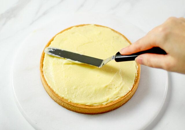 桜のいちごタルト レシピ カスタードクリームを塗る