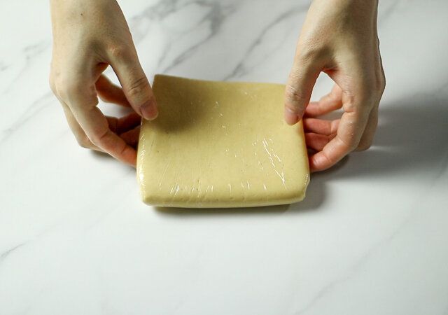 桜のいちごタルト レシピ 生地をラップで包み冷やす