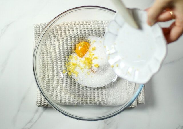 桜のいちごタルト レシピ 卵黄、グラニュー糖、レモンの皮、コーンスターチを入れて混ぜる