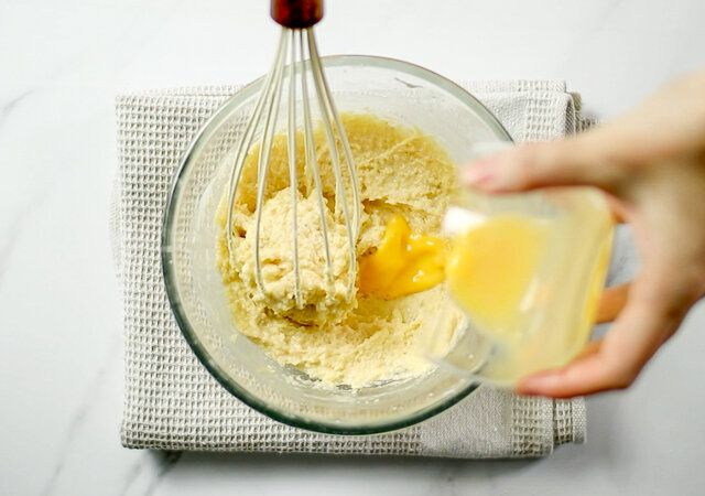 桜のいちごタルト レシピ 卵を加えて混ぜる