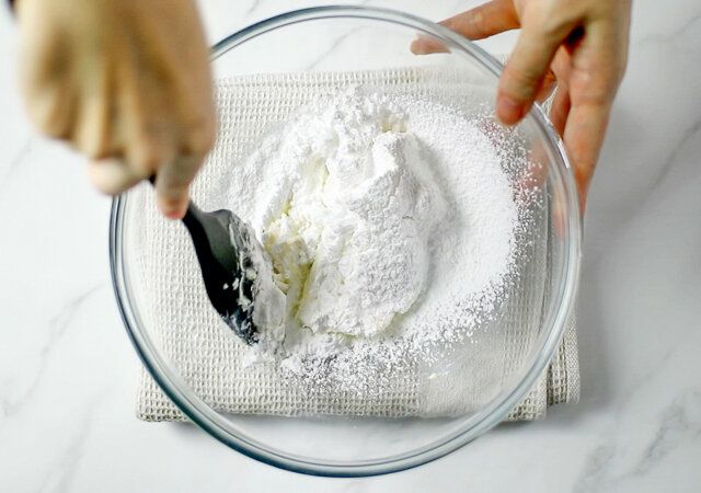 桜のいちごタルト レシピ バターと砂糖を混ぜる