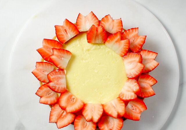 桜のいちごタルト レシピ いちごを並べる