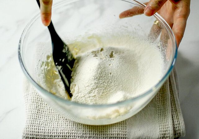 桜のいちごタルト レシピ 小麦粉と塩を加え混ぜる