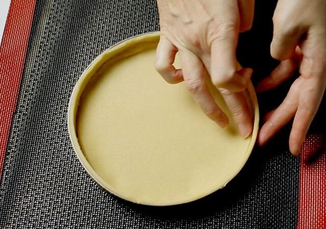 桜のいちごタルト レシピ タルト生地を型にセットする