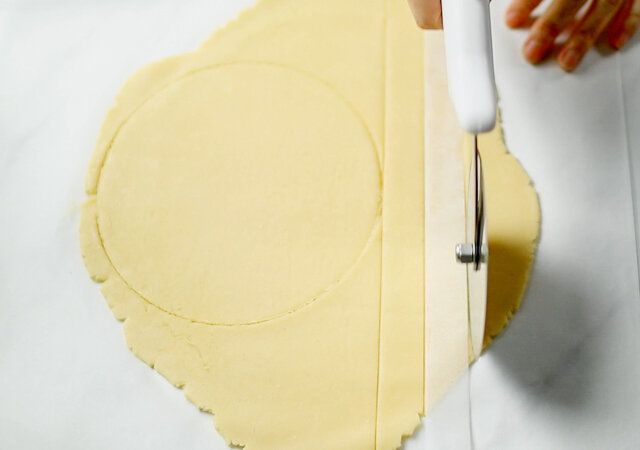 桜のいちごタルト レシピ タルト生地を切り出す